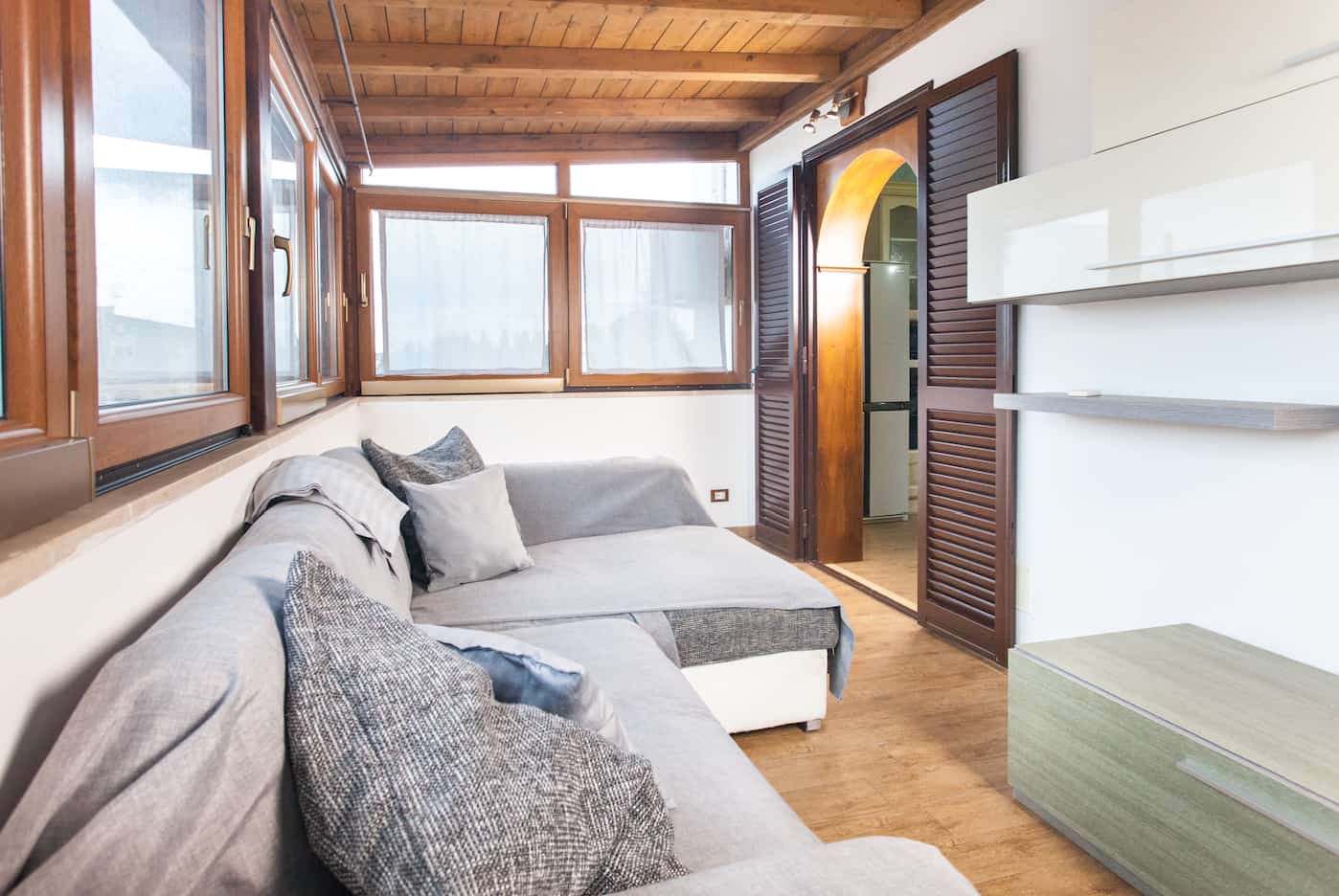 un-posto-in-fiera-divano-veranda a casa di paletto hero