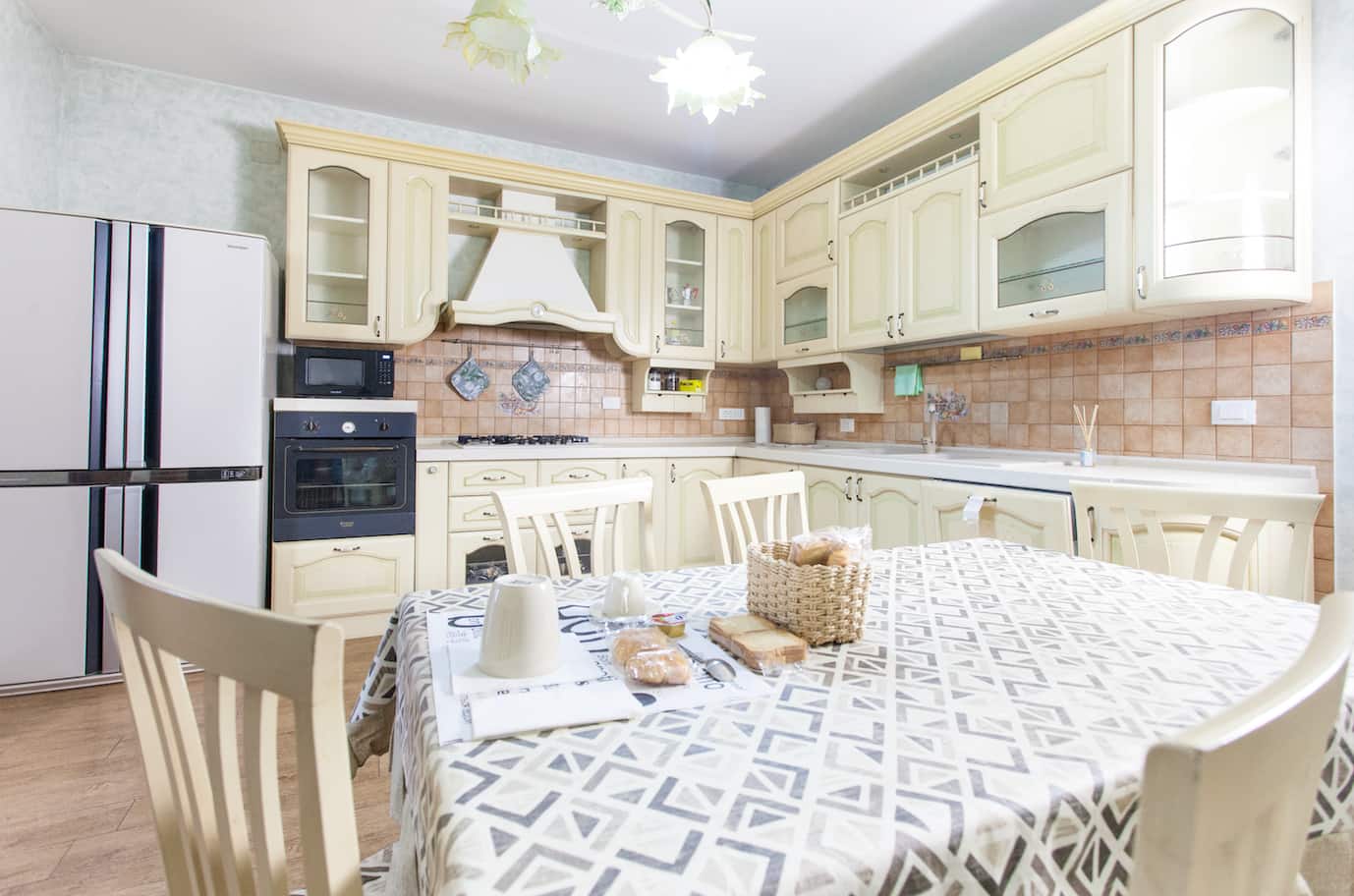 un-posto-in-fiera-tavolo a casa di paoletto cucina soggiorno