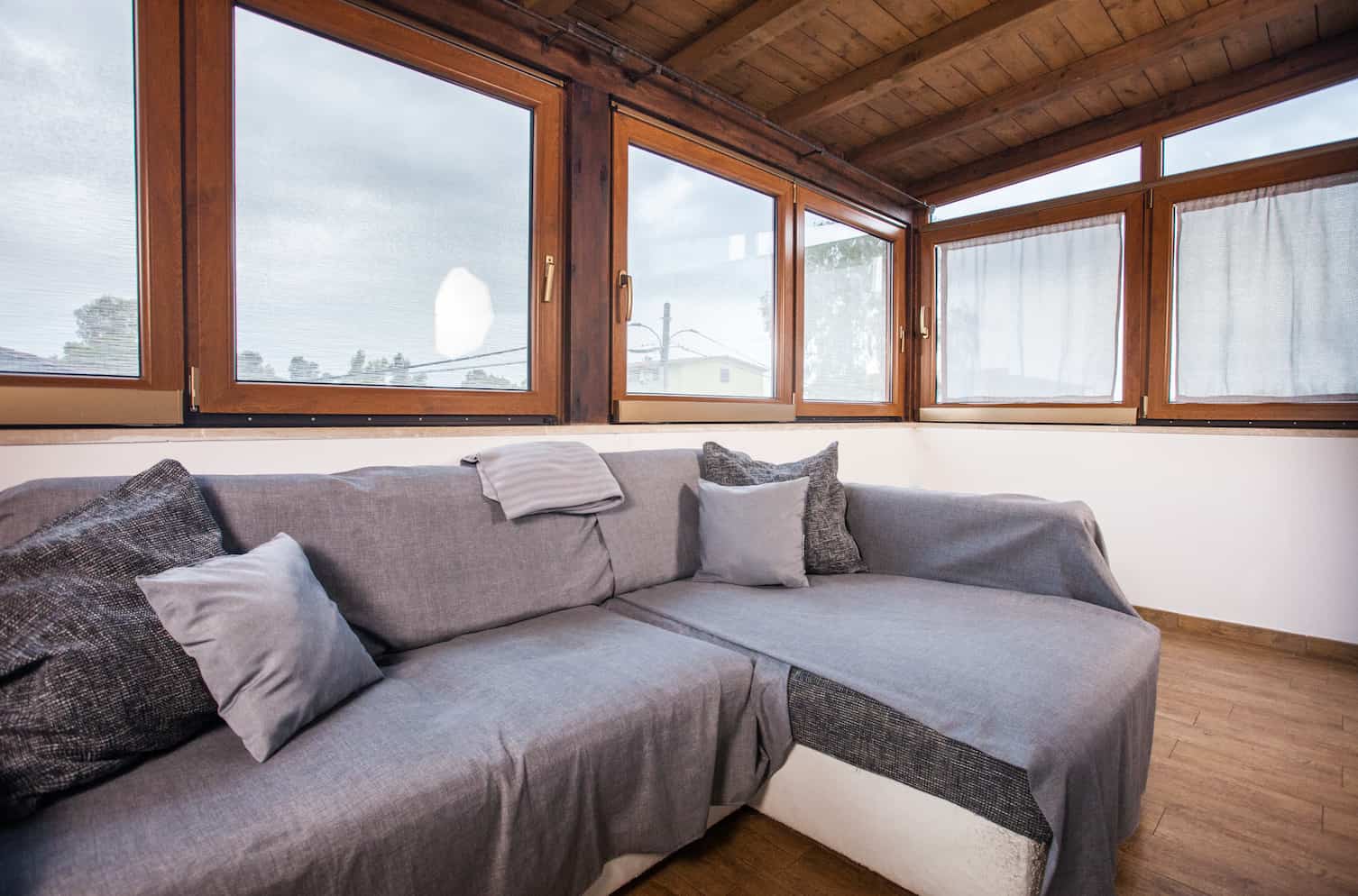 un-posto-in-fiera-veranda-divano a casa di paoletto cucina soggiorno
